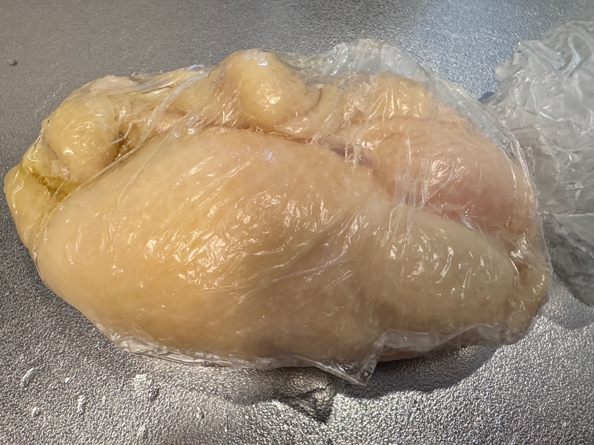 鶏のたたき ホットクック調理 袋に入れて空気を抜いた鶏もも肉