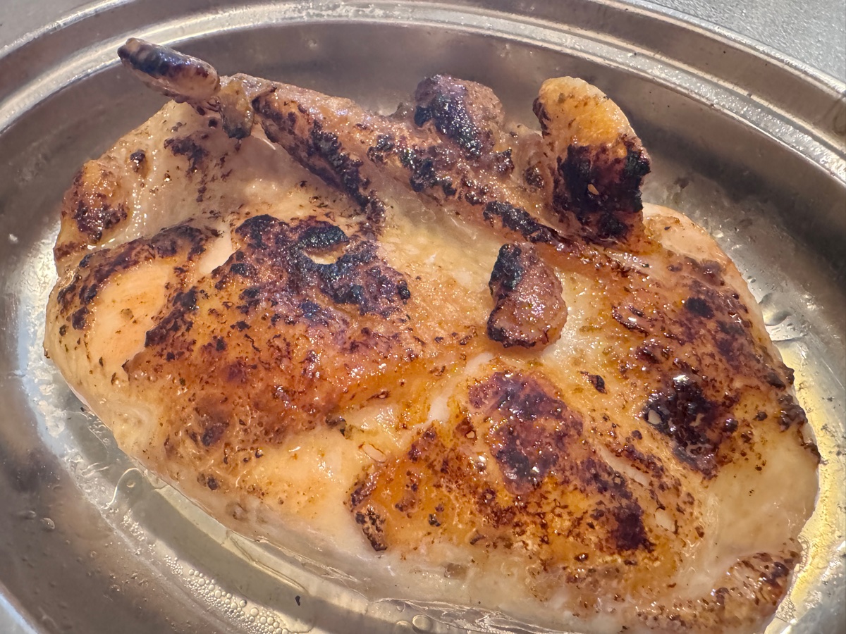 鶏のたたき ホットクック 皮目をフライパンで焼いて焼き色がついた鶏もも肉