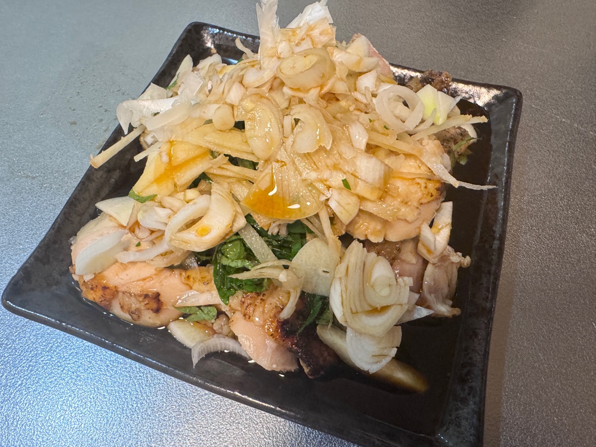 鶏のたたき ホットクック みょうが大葉長ネギをのせポン酢をかけた完成品