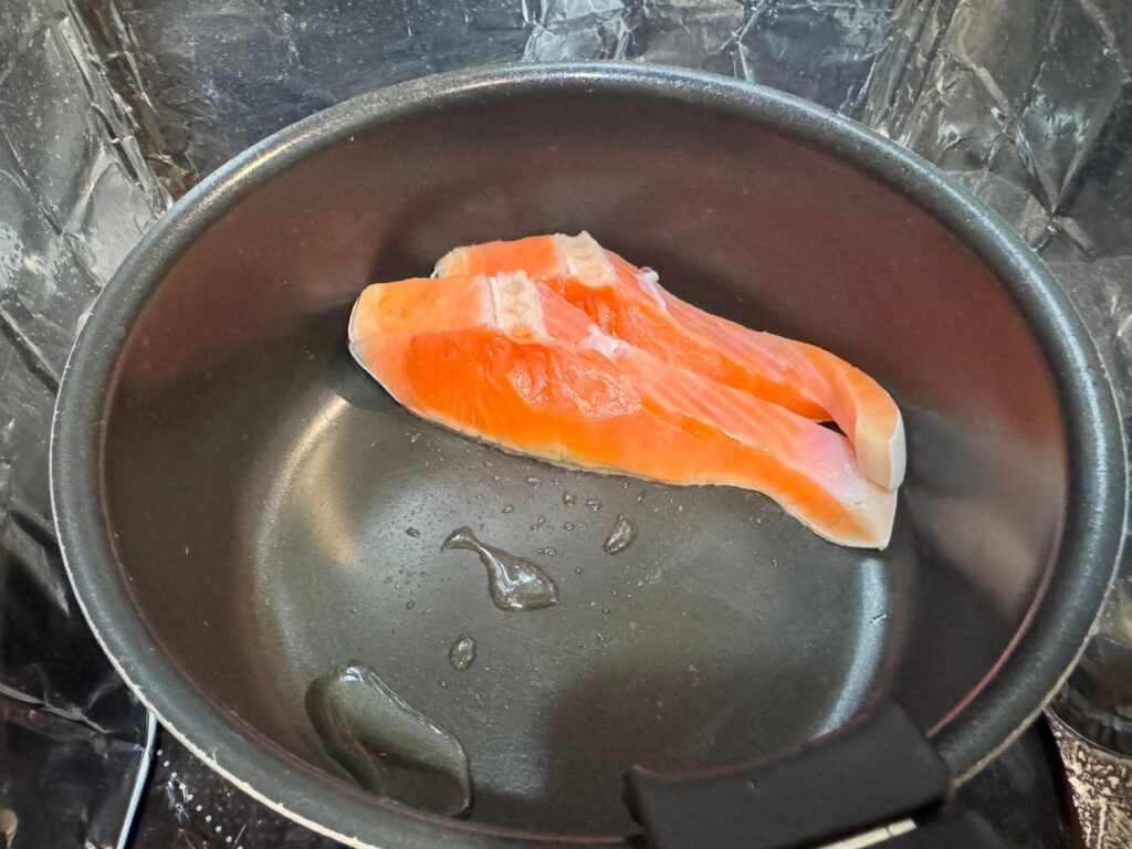 鮭をフライパンへ