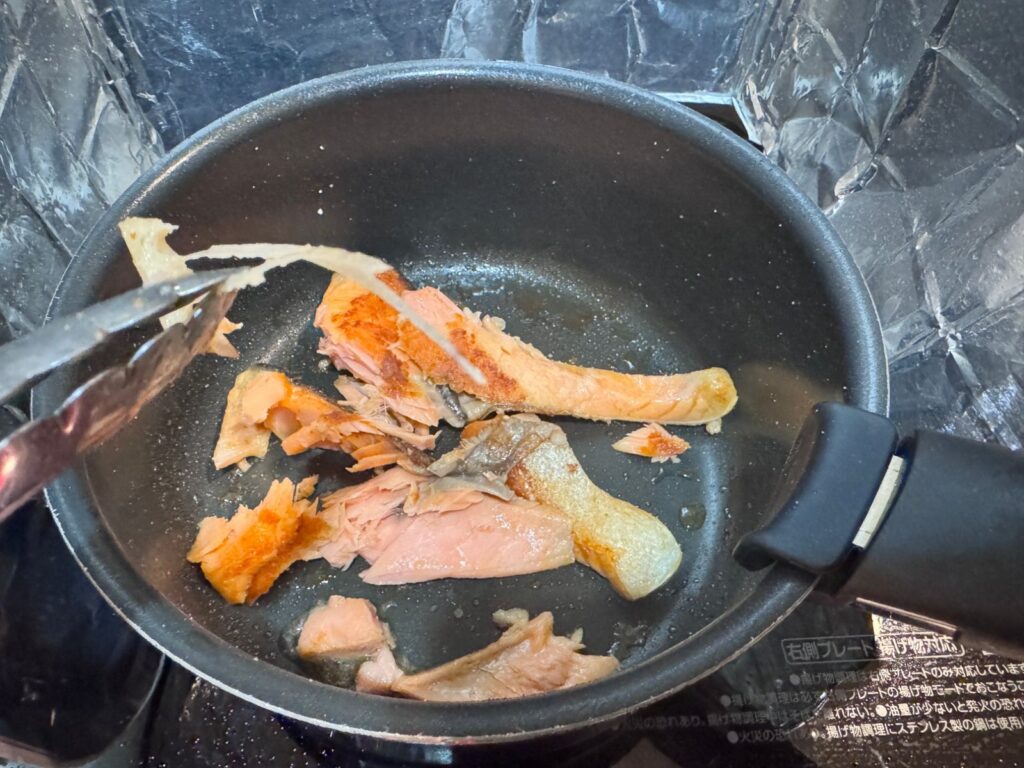 焼いた鮭をほぐして骨を取る