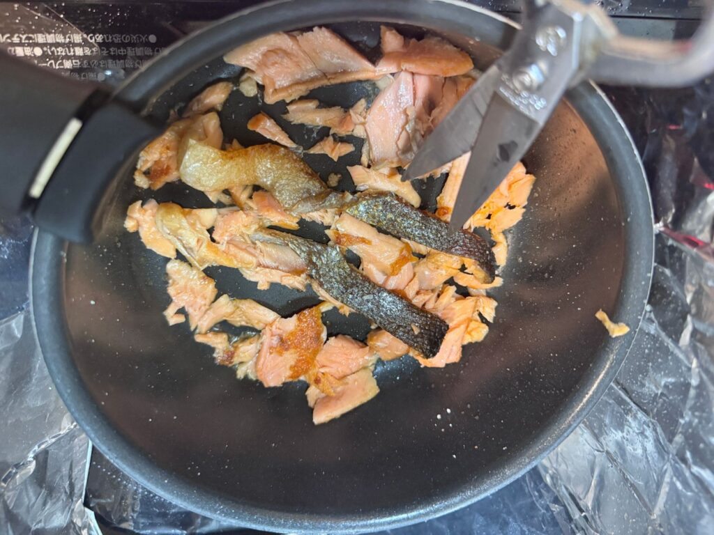 皮はキッチンバサミで細かく切る