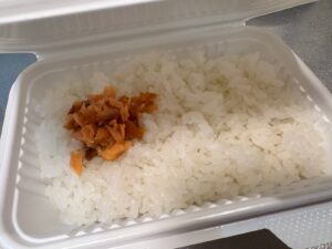 ご飯にぼだっこをのせたお弁当