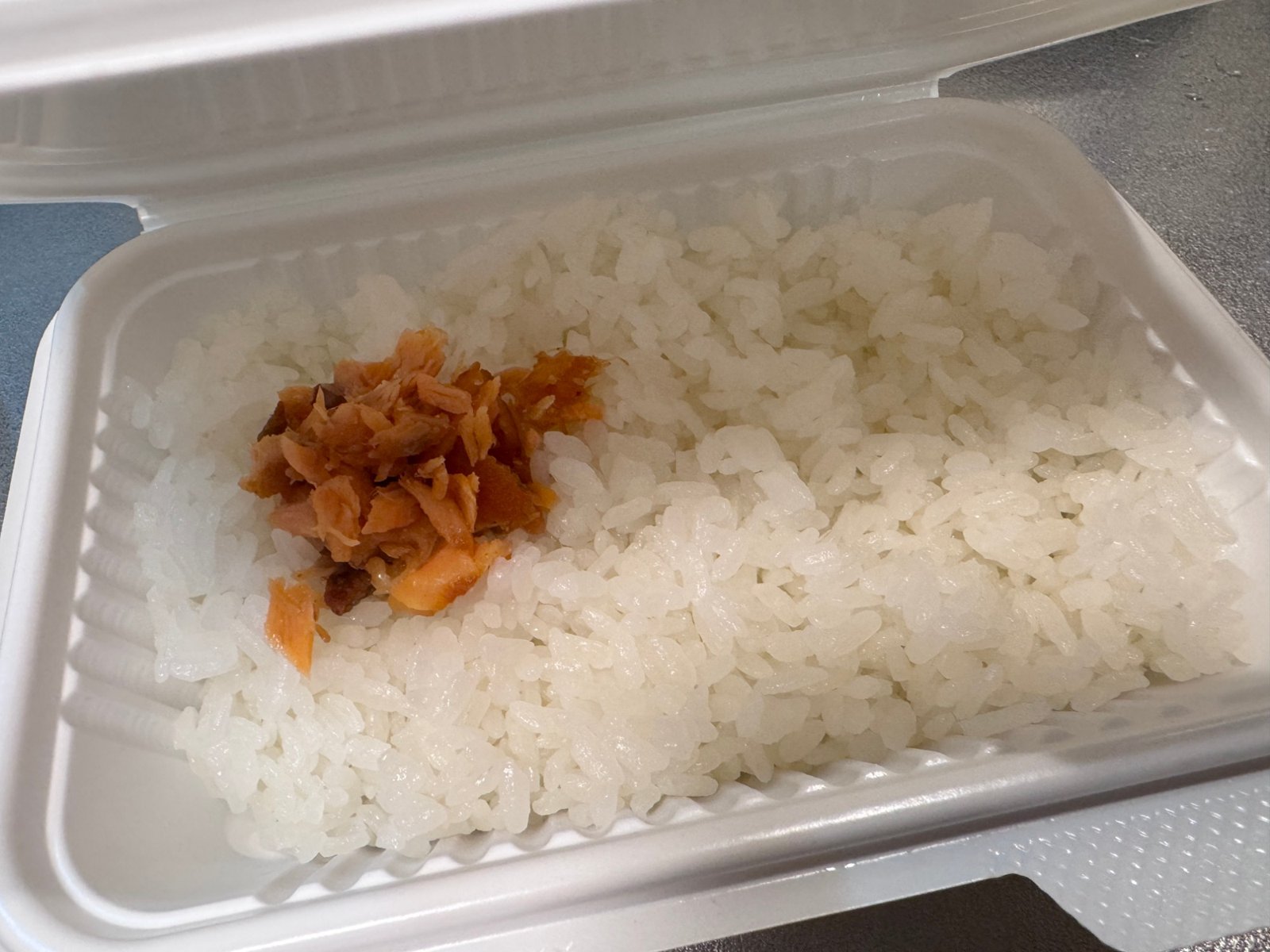ご飯にぼだっこをのせたお弁当