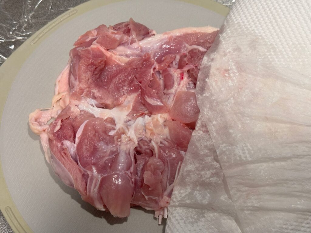 キッチンペーパーで鶏肉の水気をふく