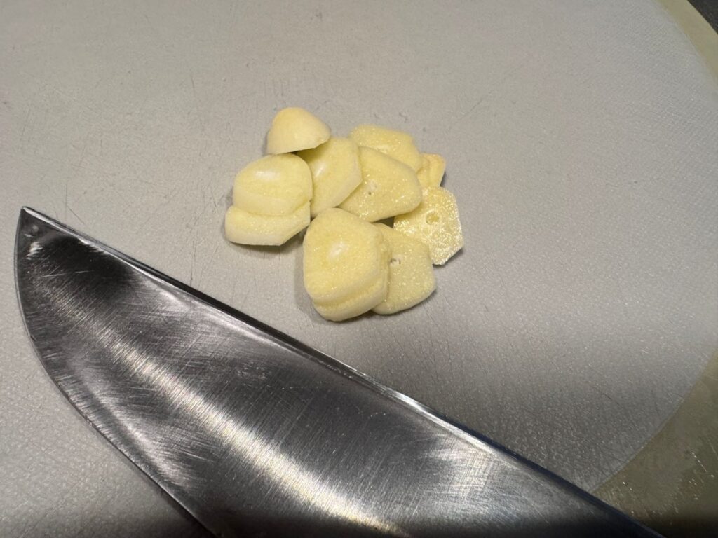 にんにくはスライスに。チップ用です