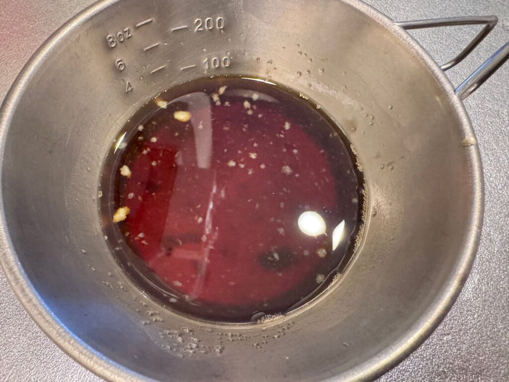 タレの材料を合わせたところ。すりおろしにんにくも入れる