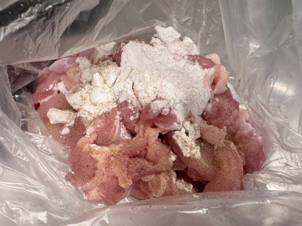ポリ袋に鶏肉・塩胡椒・片栗粉を入れる