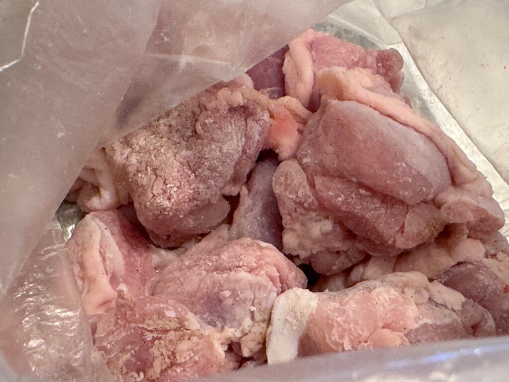 袋ごともんで全体にまぶしたところ