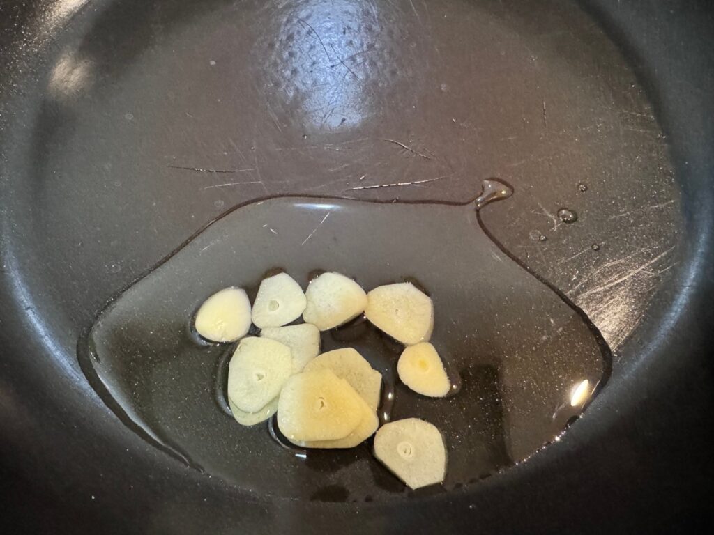 油とスライスにんにくをフライパンへ