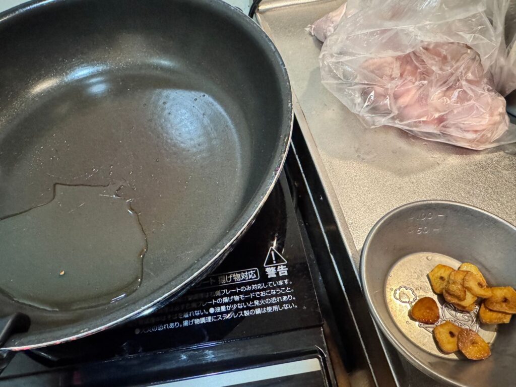 取り出したにんにくチップ。残った油で鶏肉を焼く