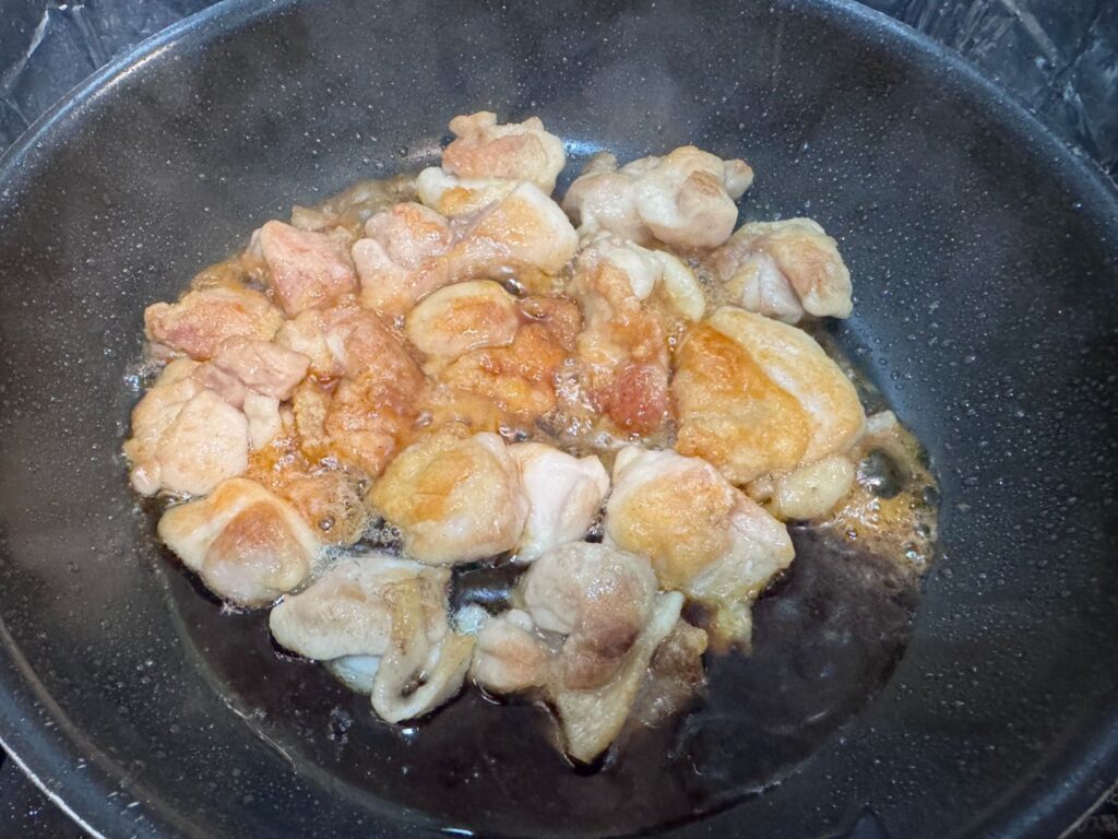 合わせておいたタレを入れる