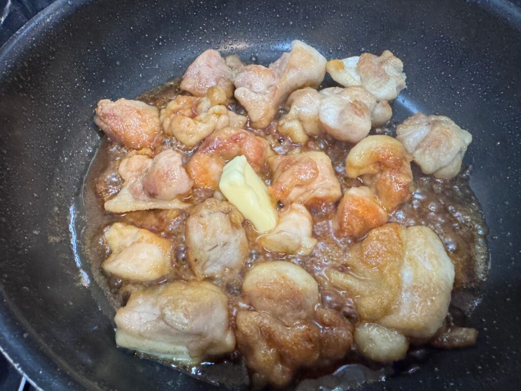 続けてバターを加える