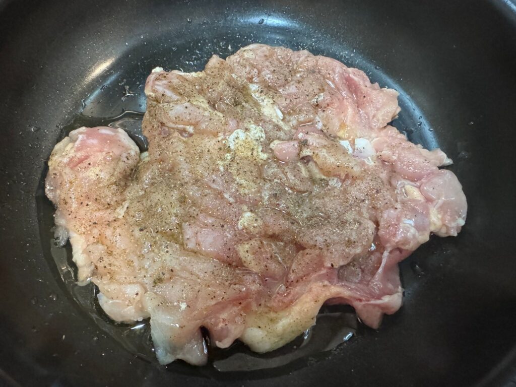 下味をすり込んでフライパンに入れる
