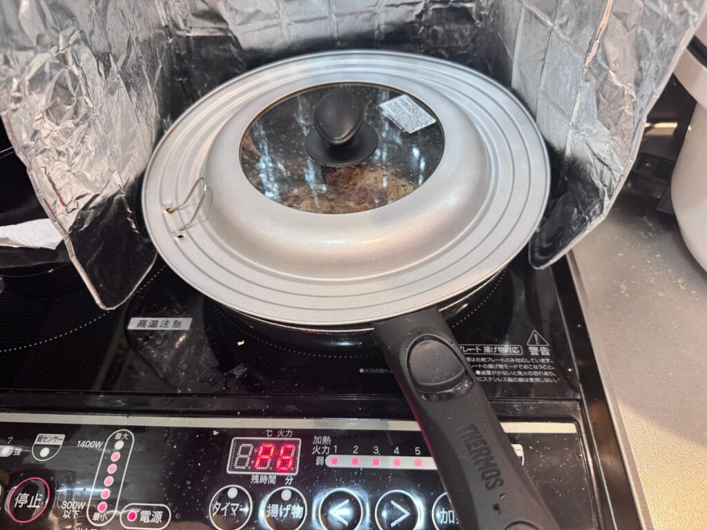 フタをして火を通す。まわりには油はねガード