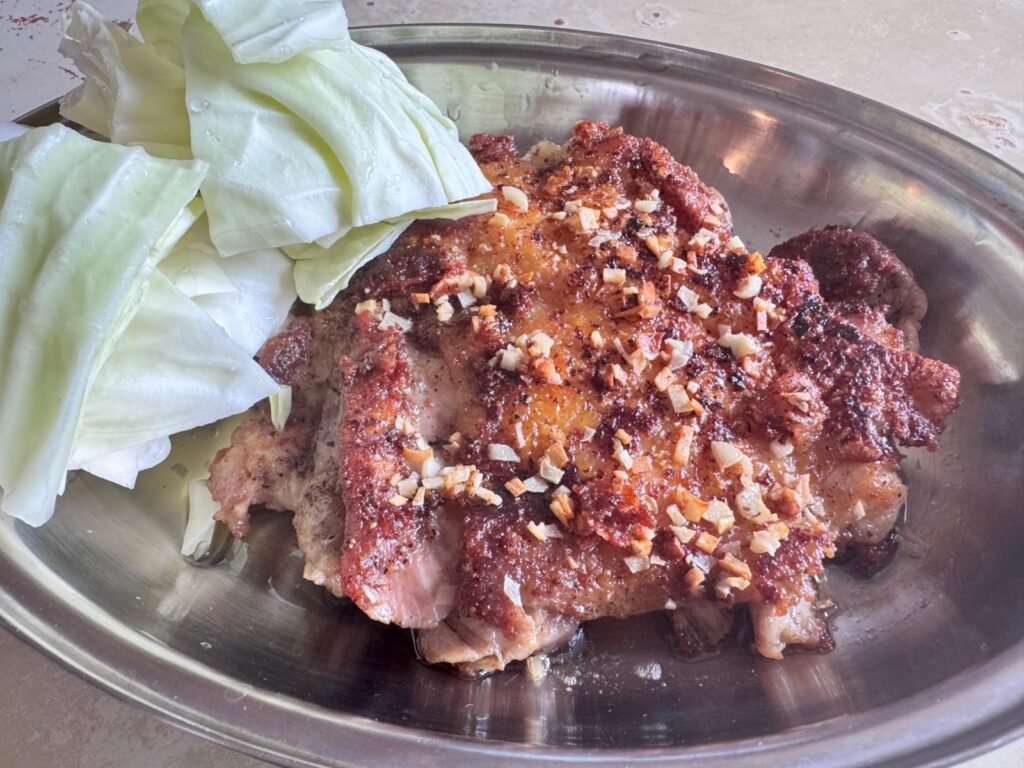 フライパンだけで焼いた骨無し骨付き鳥。キャベツを添えて