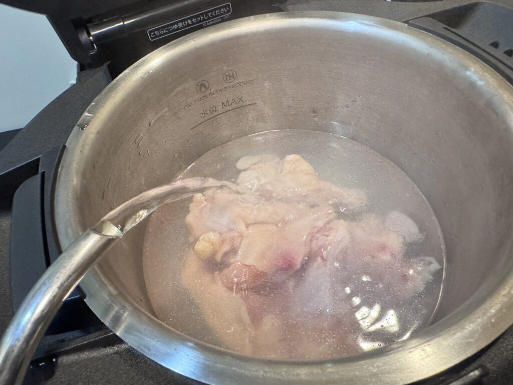 手羽元の上から熱湯を注ぐ