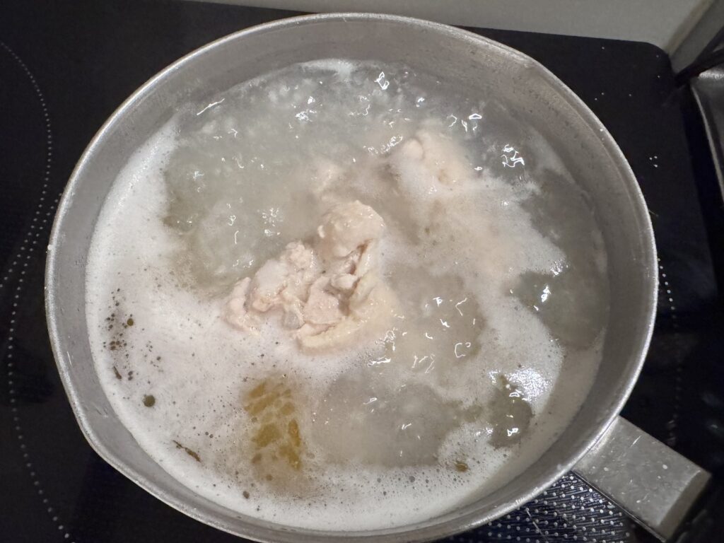 米とごま油を入れて煮る