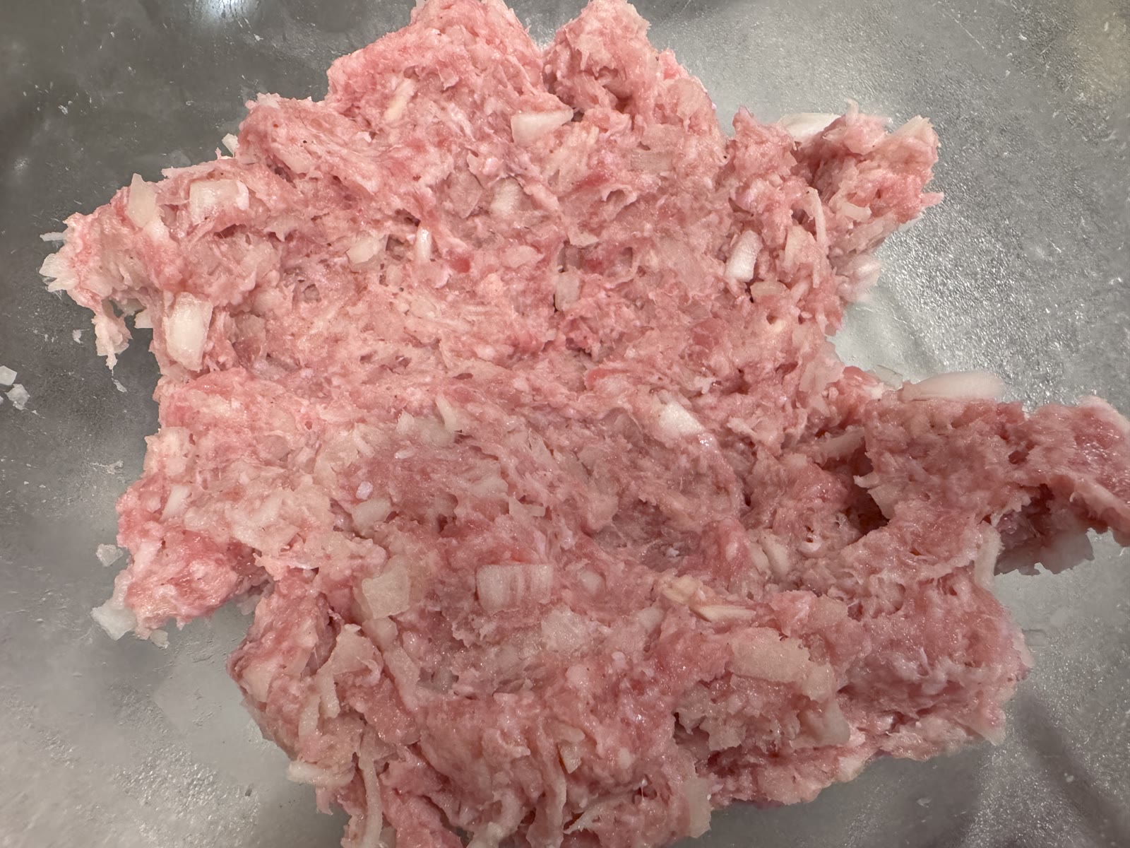 豚ひき肉と玉ねぎを混ぜたミートボールの肉だね