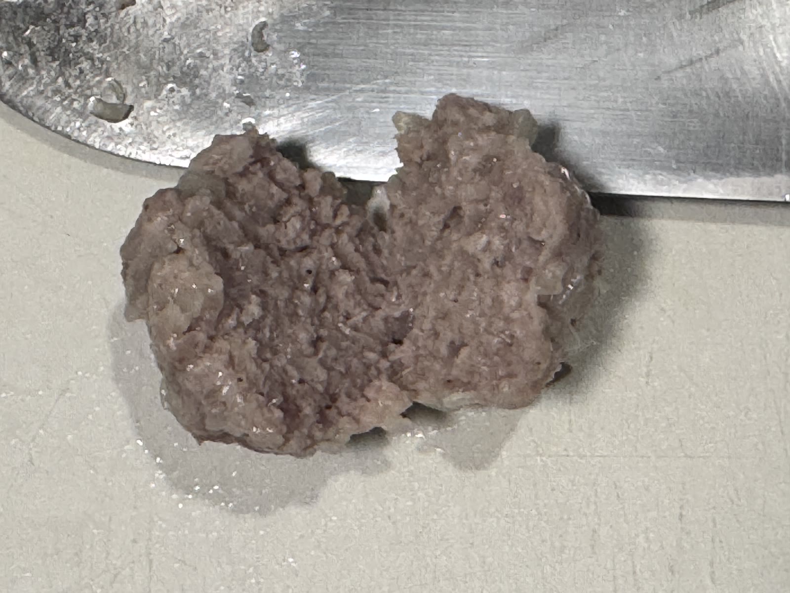 蒸し上がったミートボールを割って中まで火が通ったことを確認