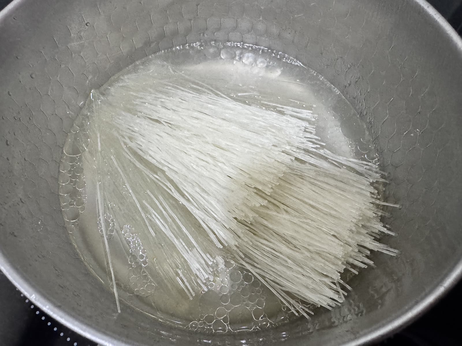 ミートボールを蒸したあとの旨味のある汁に春雨を入れたところ
