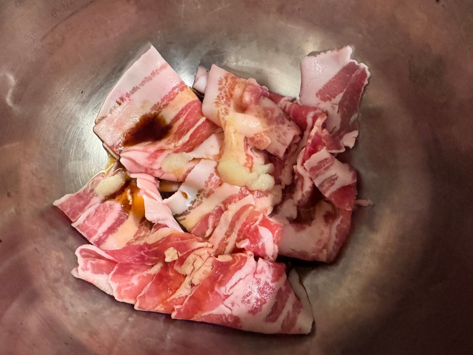 ホットクックの内鍋に入れた豚バラ肉と下味の調味料