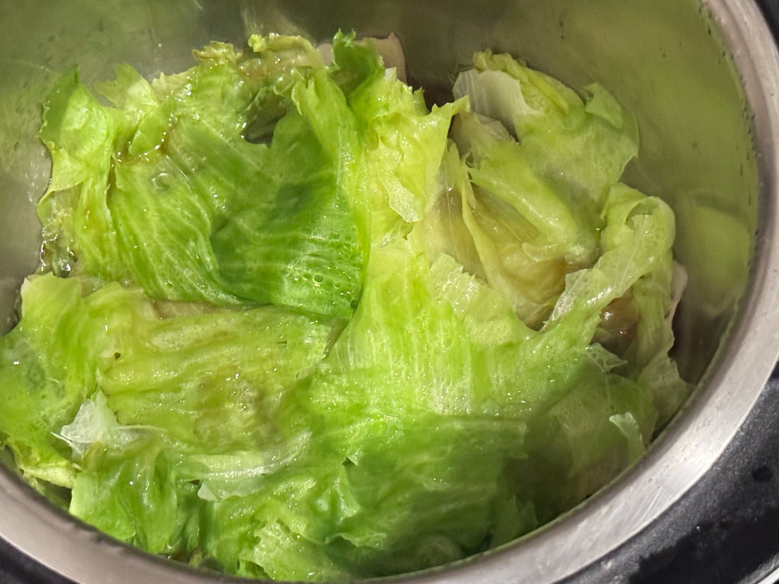 ホットクックで蒸し上がったレタス