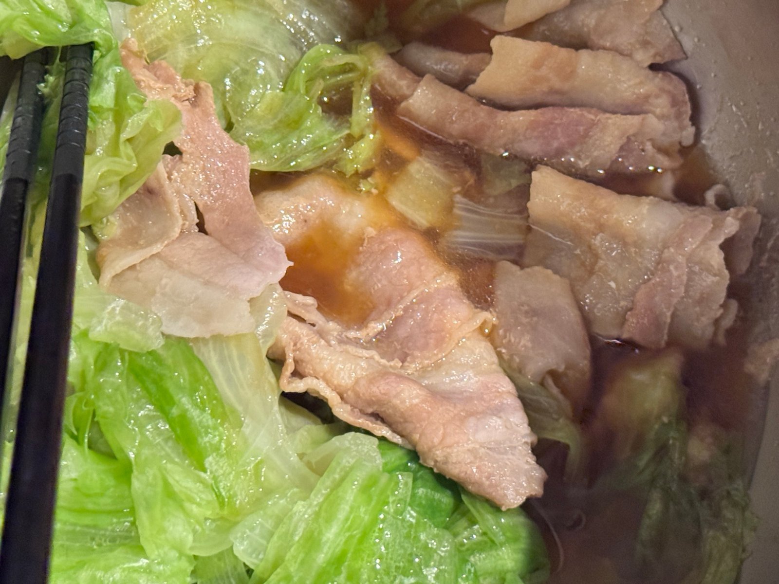 蒸し上がった豚肉とレタスと内鍋にたまった汁