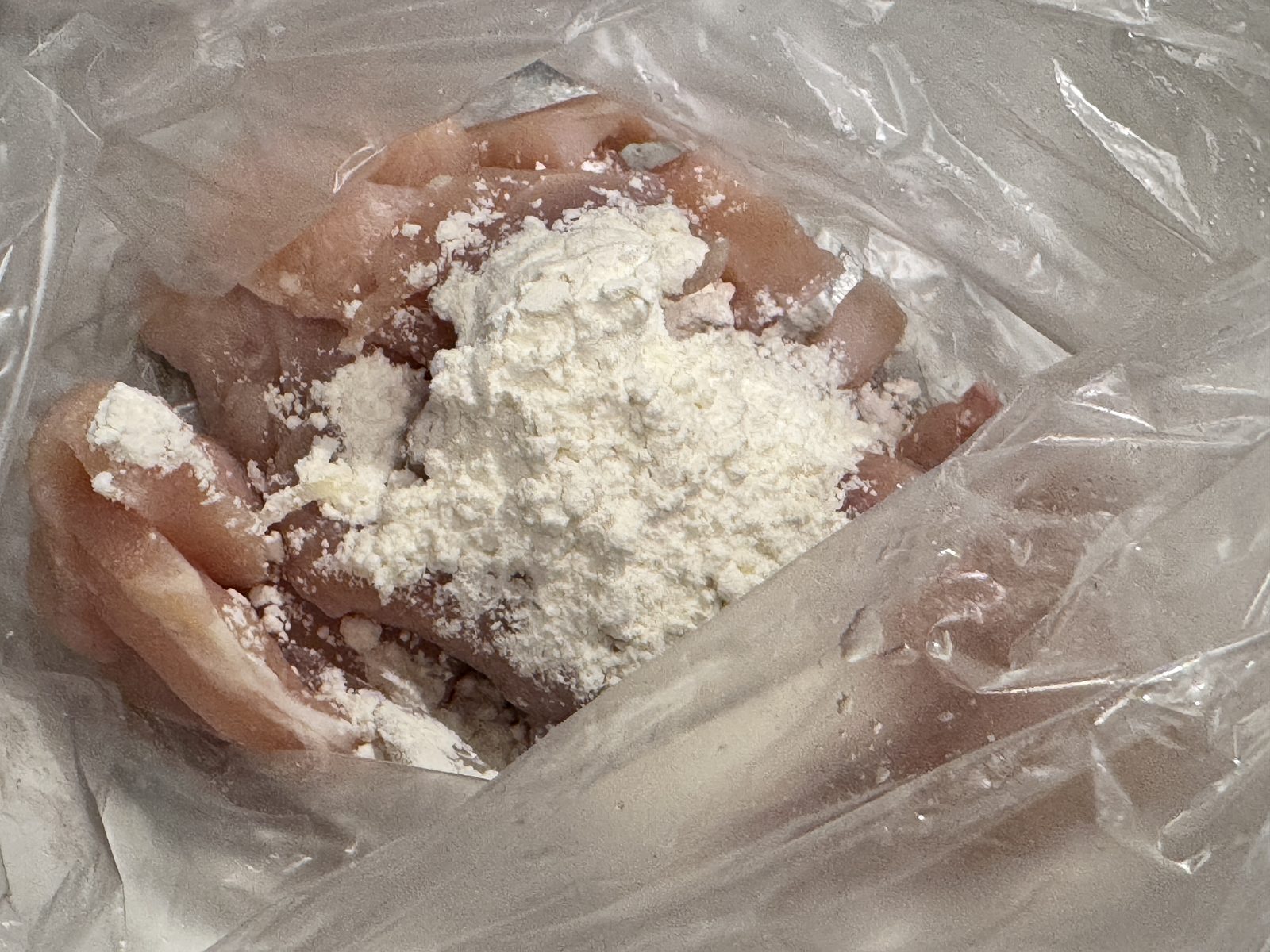 ポリ袋に入れた鶏むね肉と薄力粉