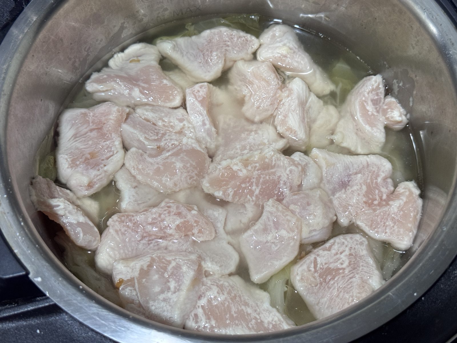 キャベツの上に重ならないように並べた鶏むね肉