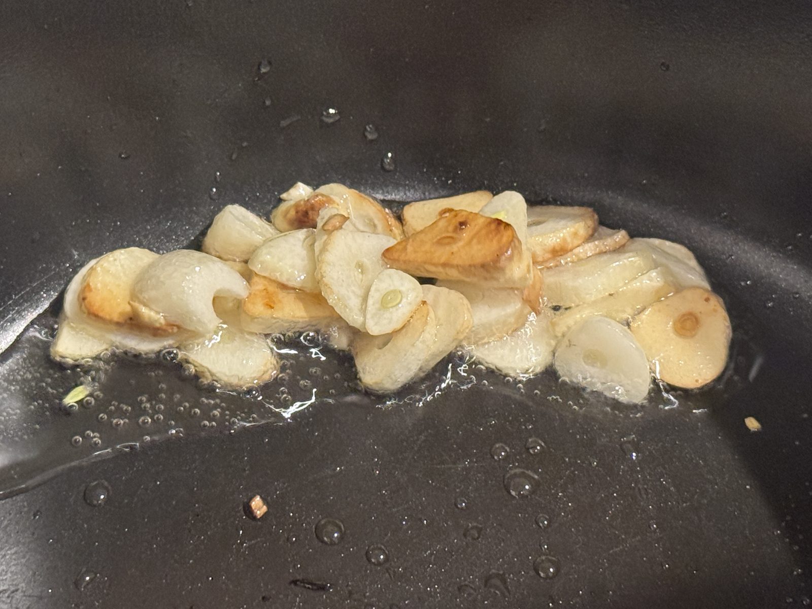フライパンでこめ油で焦がしたにんにく