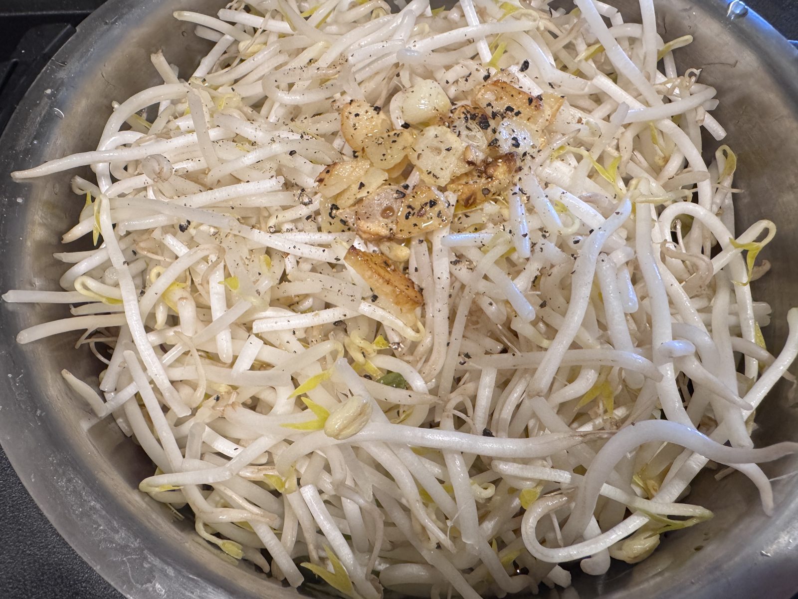 具材の上にもやしをのせてパンパンになったホットクックの内鍋