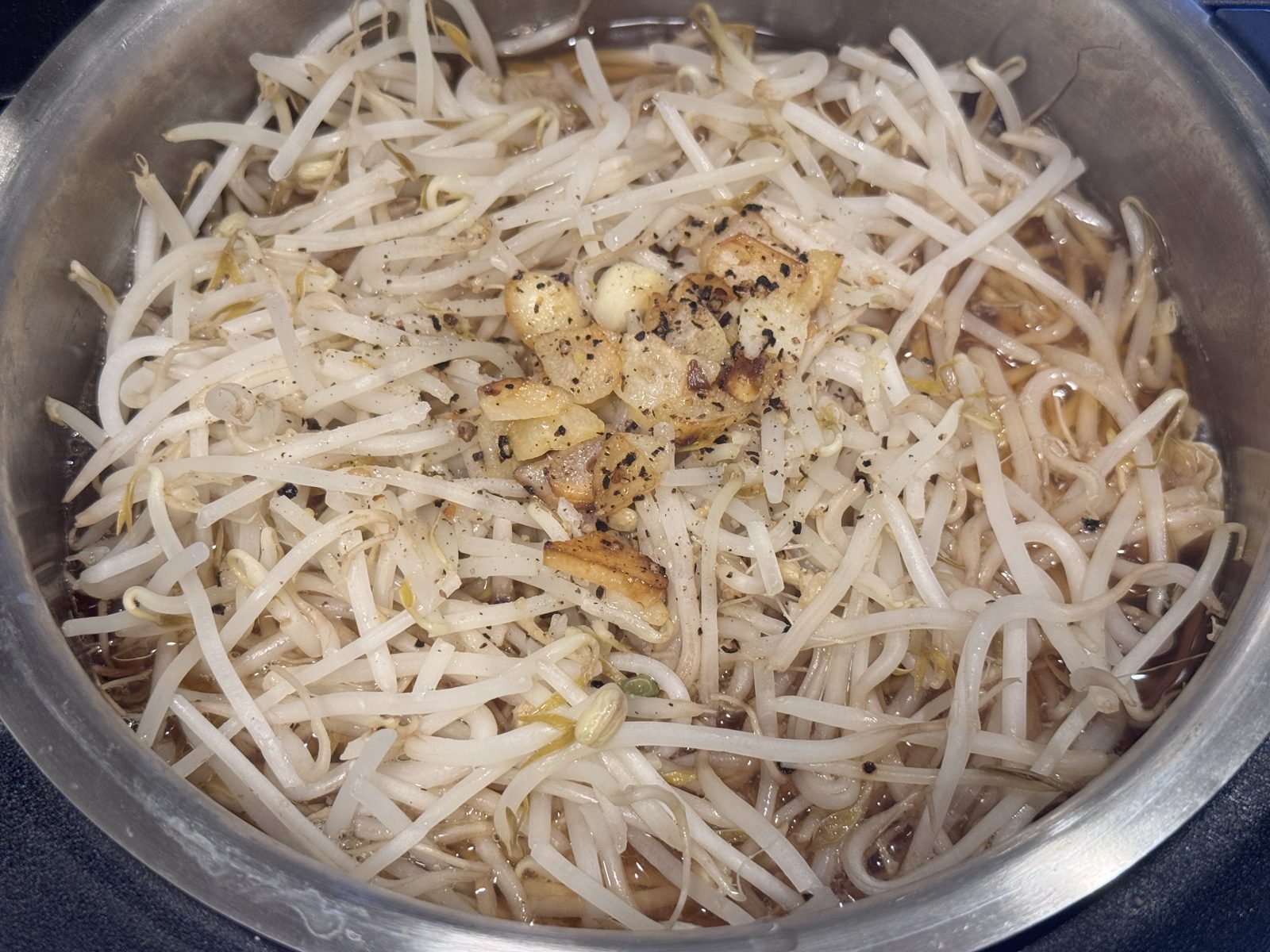 加熱が終わったもやしスープ