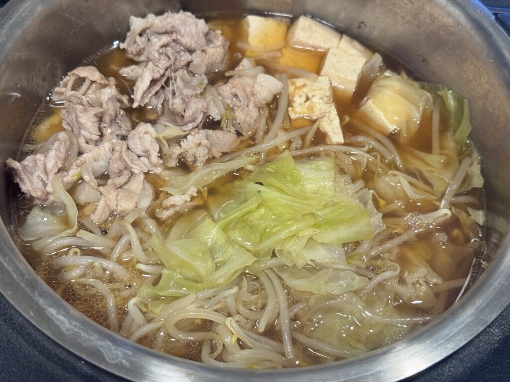 混ぜ合わせたもやしと豚肉のスープ