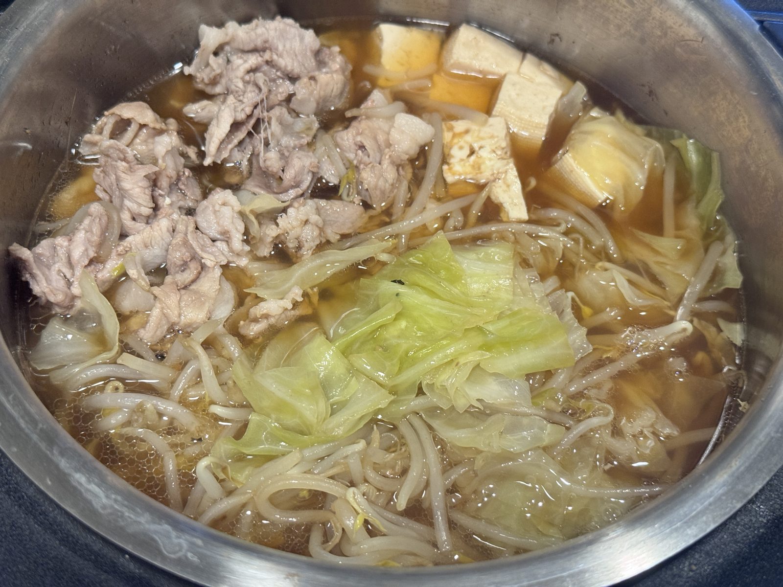 混ぜ合わせたもやしと豚肉のスープ