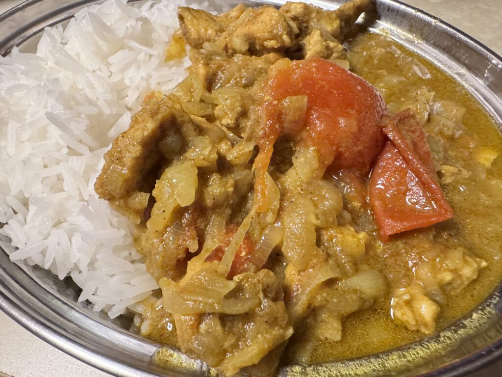 ホットクックで作ったリュウジさんの生トマトチキンカレーをインディカ米と盛り付けたところ