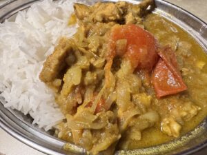 ホットクックで作ったリュウジさんの生トマトチキンカレーをインディカ米と盛り付けたところ