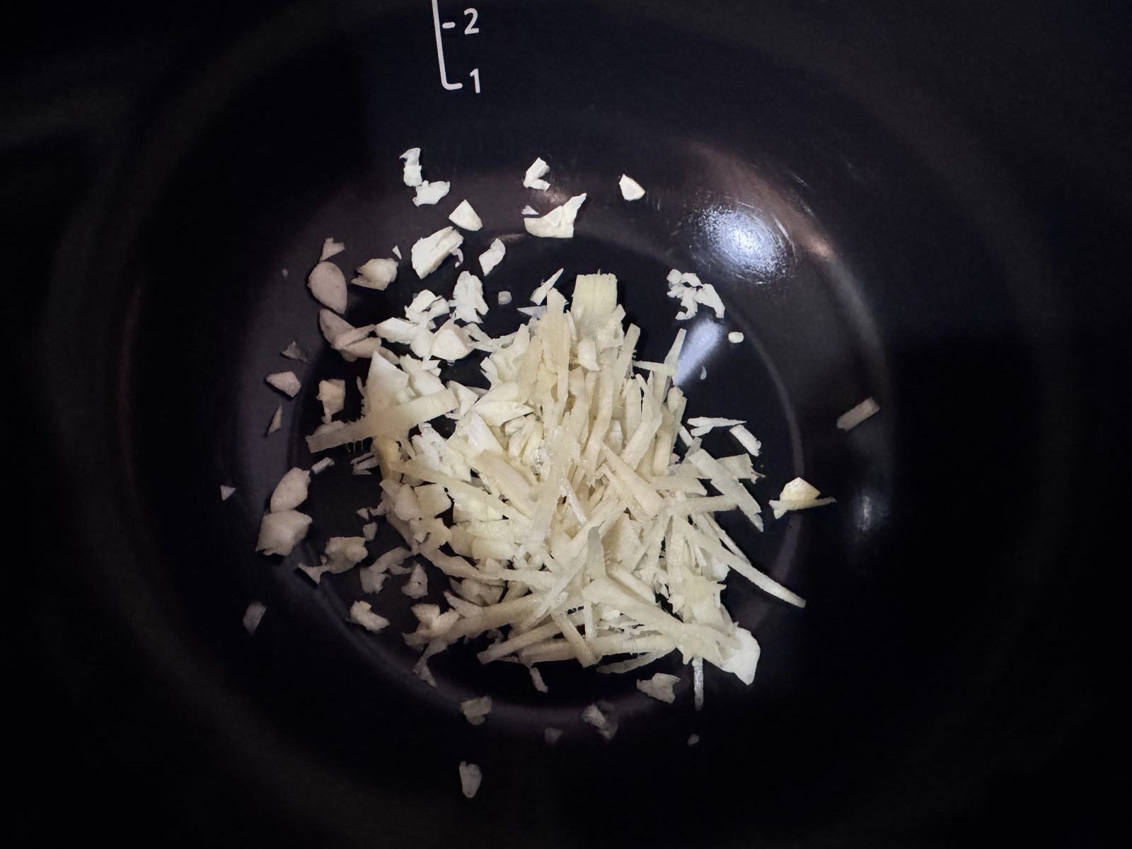 ホットクックの内鍋に入れたにんにくと生姜
