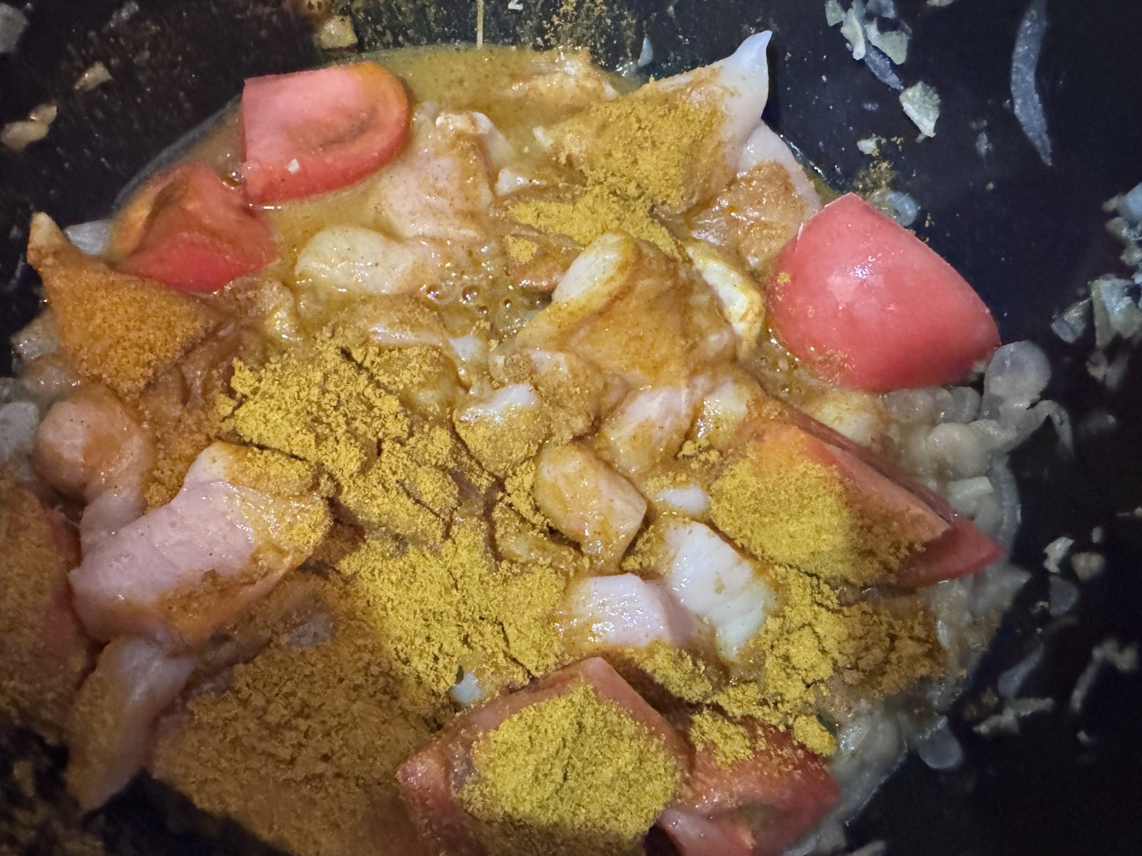 鶏むね肉とトマトの上にカレー粉を加えたところ