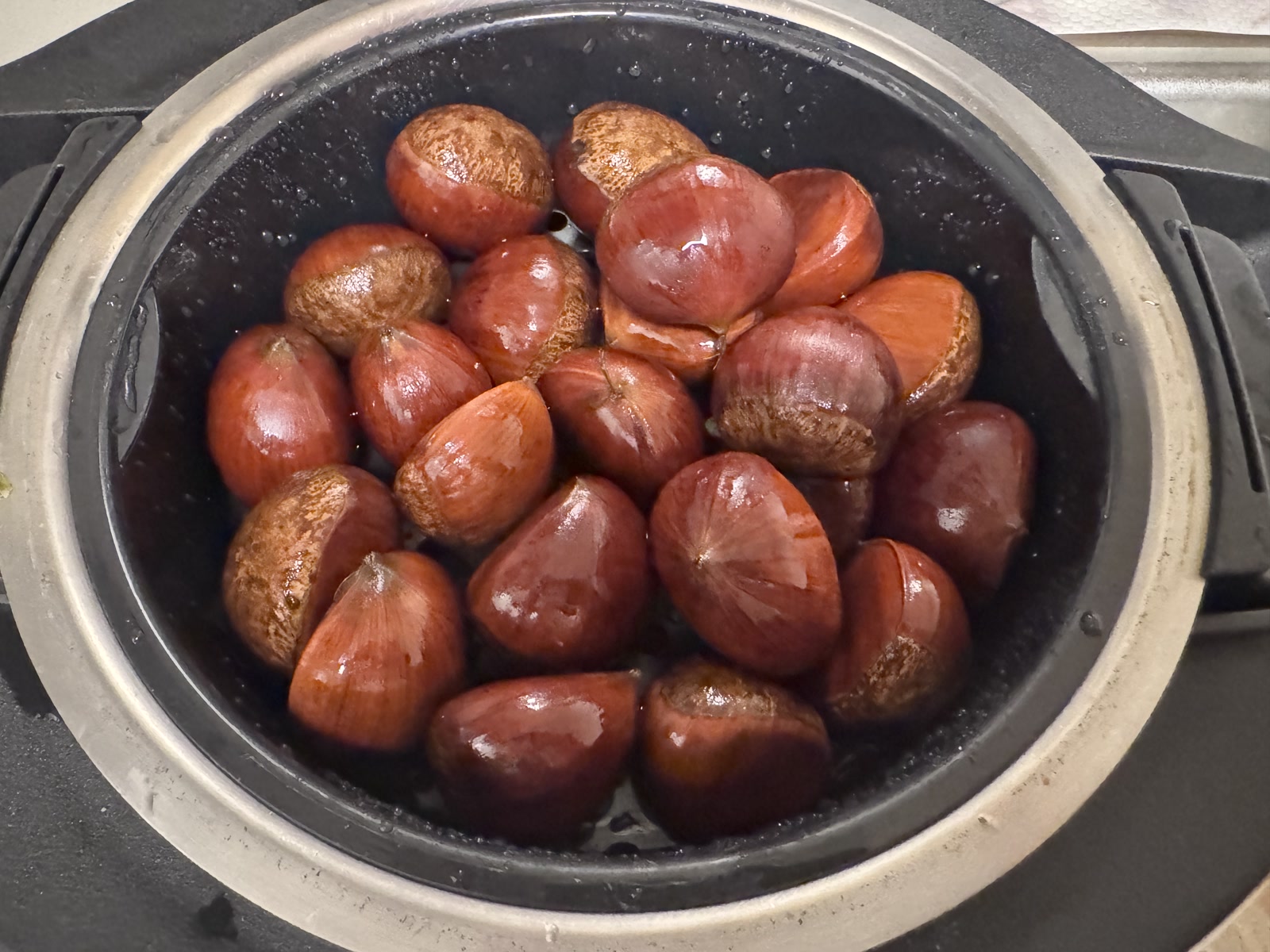 加熱前の生栗をホットクックの蒸し板に並べたところ