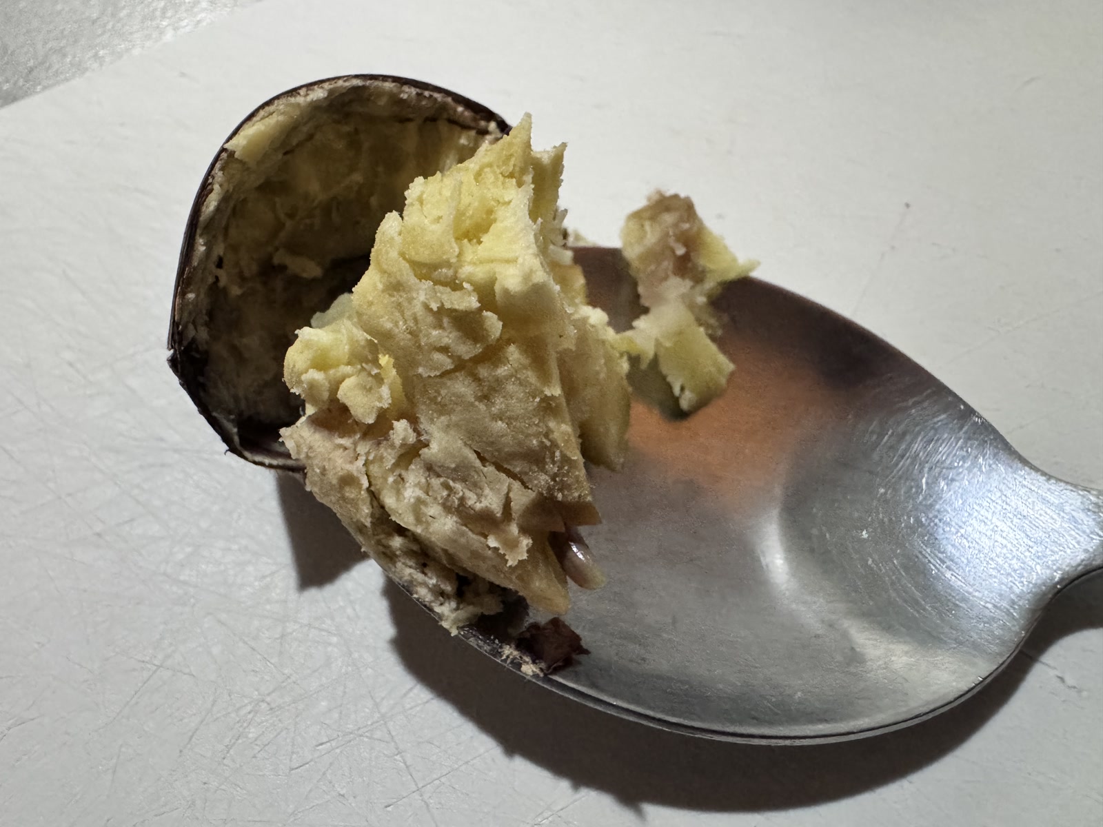 蒸した栗を半分に切りスプーンですくったところ