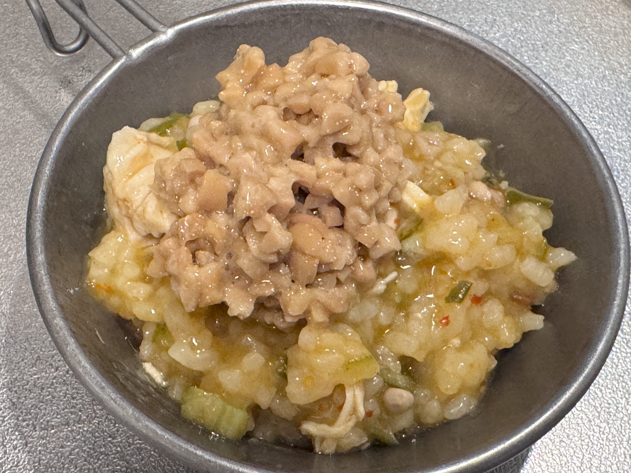 地獄沼に納豆をのせたところ
