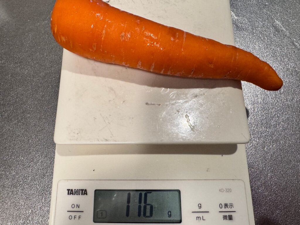 はかりに乗せた人参1本、116g