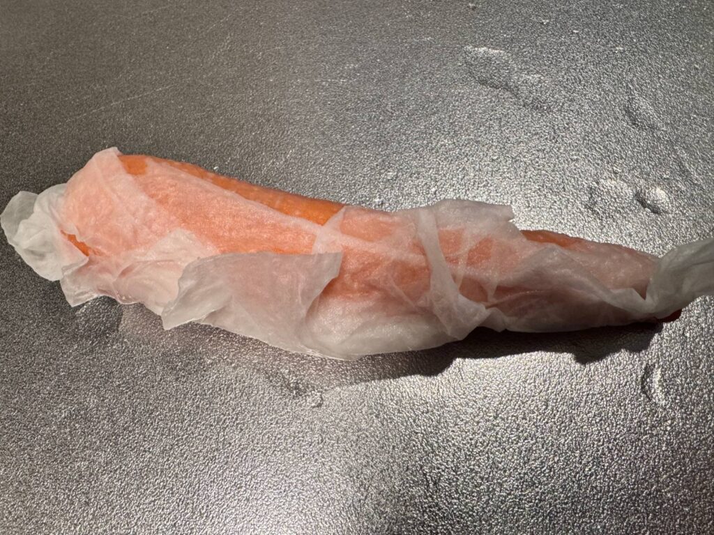 ぬらしたキッチンペーパーで包んだ人参