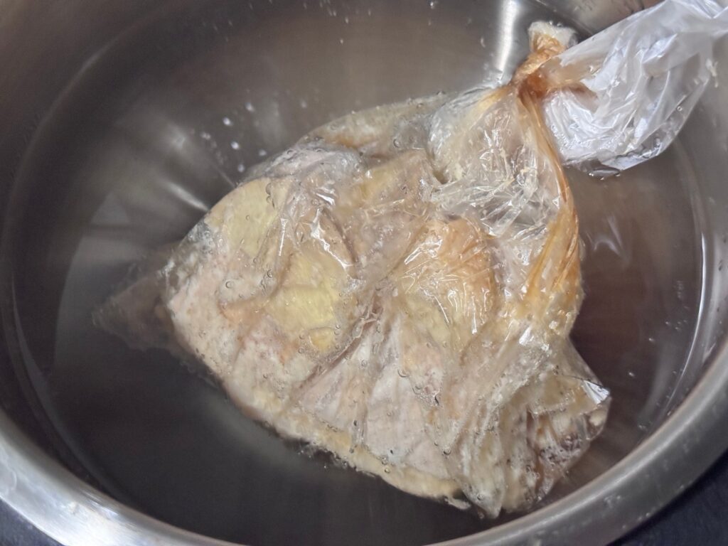 アイラップに入れた豚ロースをホットクックで加熱しているところ