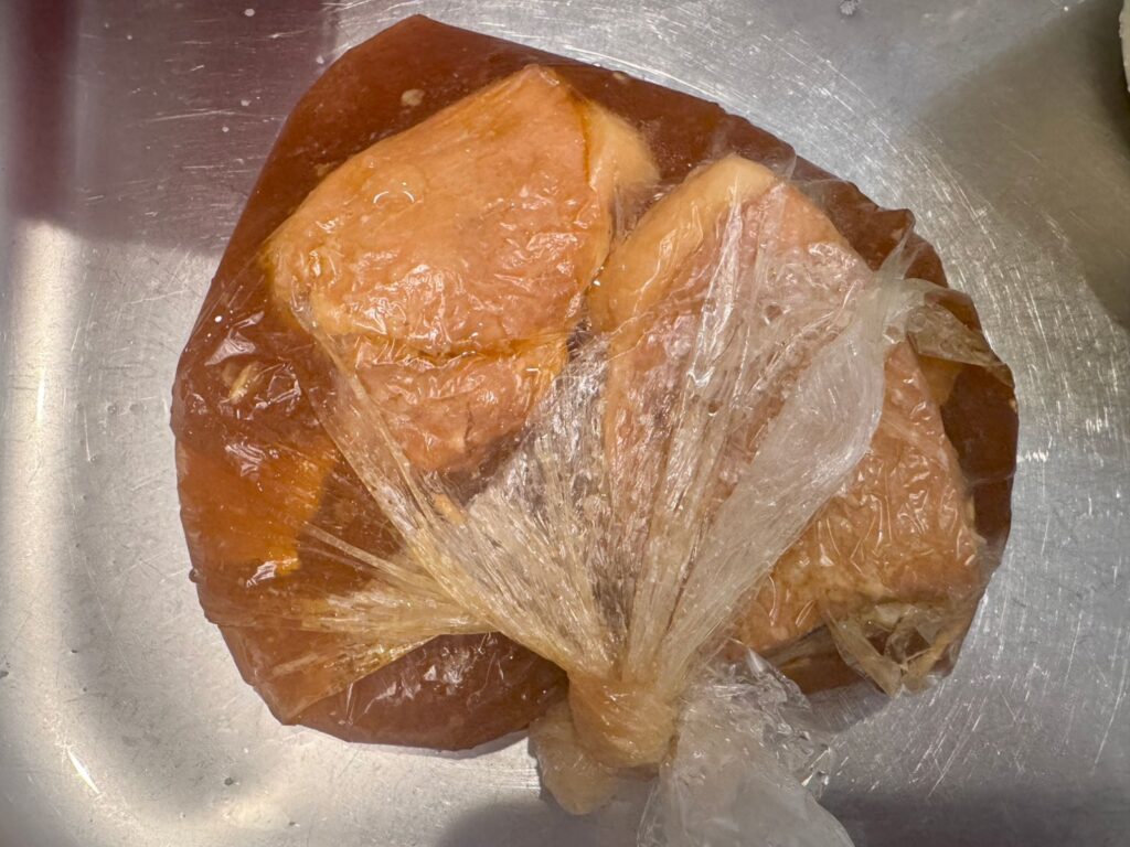 加熱後のアイラップ。調味料と肉汁がたまっている
