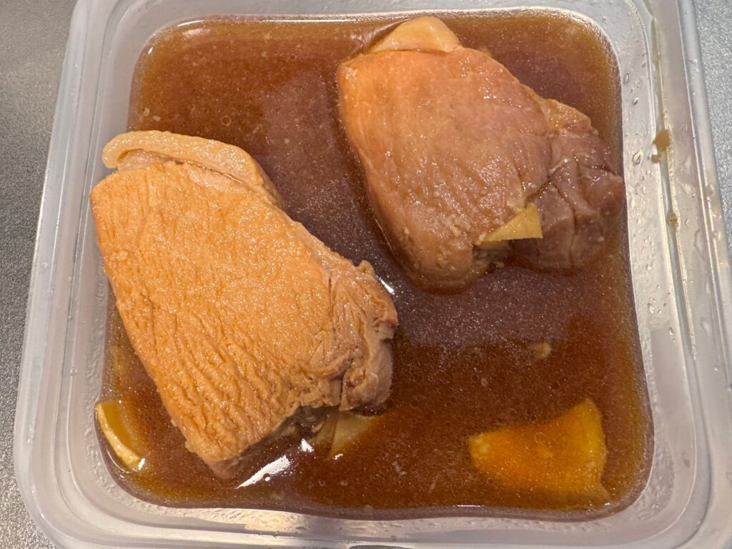 汁ごとタッパーに移したほろ豚