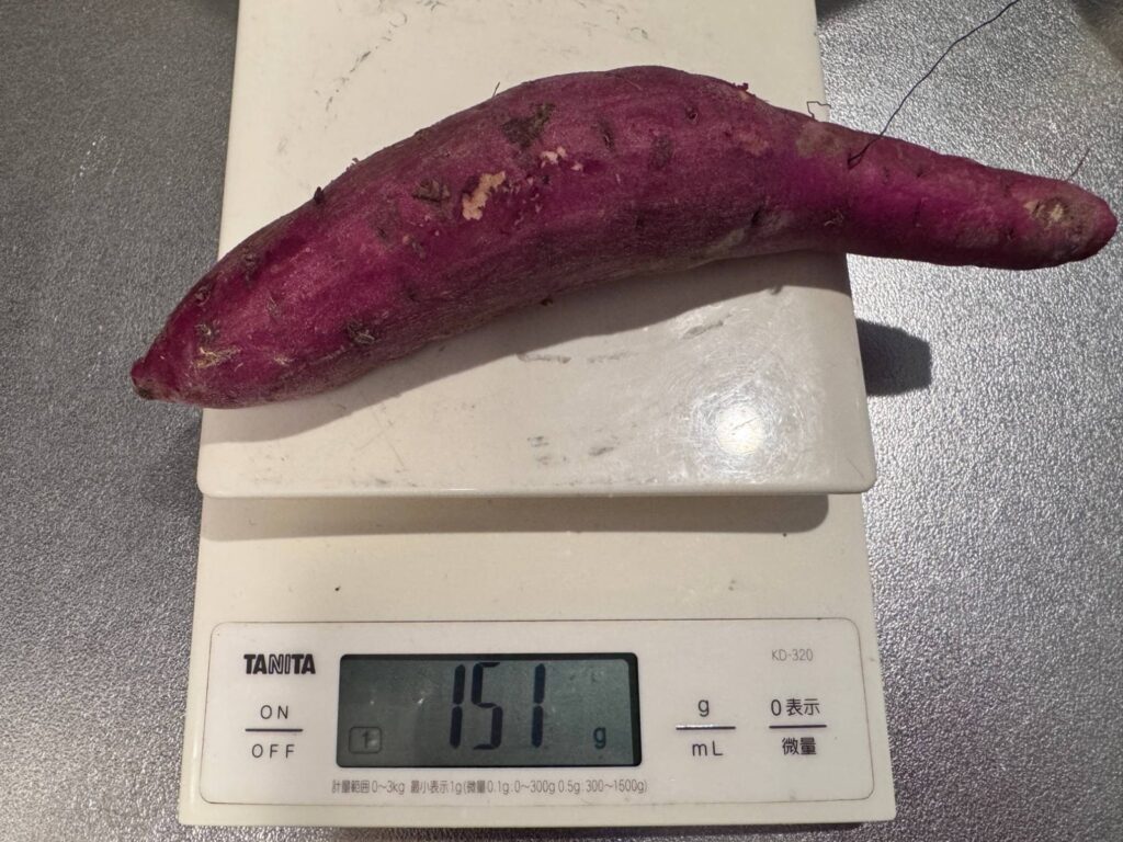 さつまいも1本をはかりに乗せて151g