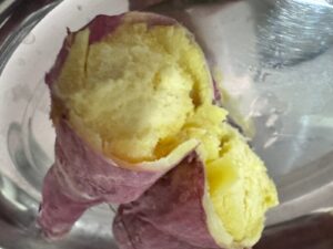 加熱したさつまいもを半分に割った断面