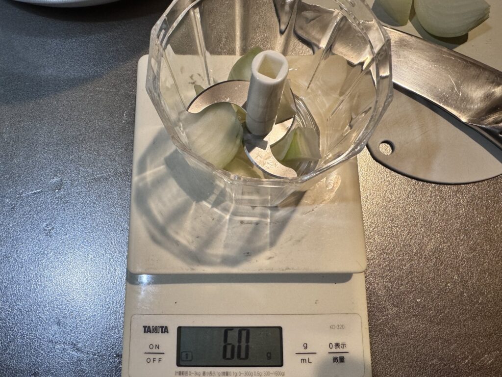 フードチョッパーに玉ねぎ60gを入れて量ったところ